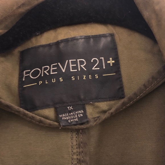 SOLD Sleeveless Cargo Jacket - Picture 5 of 6